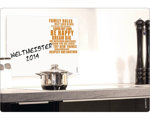 Tableau magnétique avec le texte ''Family Rules'', une casserole et des ustensiles de cuisine