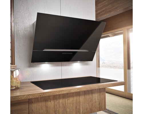 Hotte murale et plaque de cuisson dans une cuisine moderne