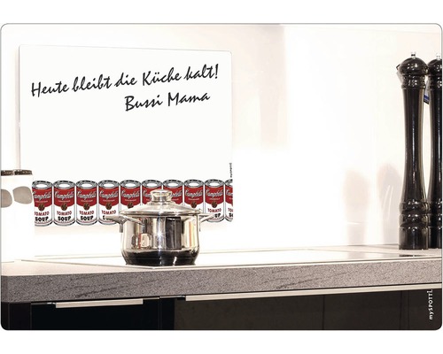 Tableau magnétique avec l''inscription ''Heute bleibt die Küche kalt! Bussi Mama'' et motifs de soupe Campbell''s d''Andy Warhol dans la cuisine