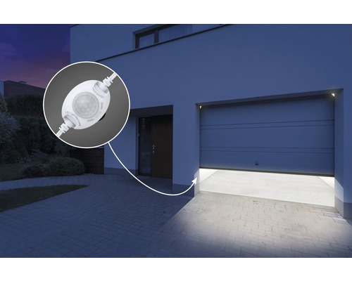 Aussenansicht eines Hauses mit einer Garage, die von einem Bewegungsmelder gesteuert wird