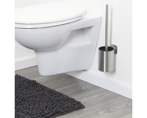 Wandhängendes WC mit Toilettenbürstenhalter aus Metall und Badteppich