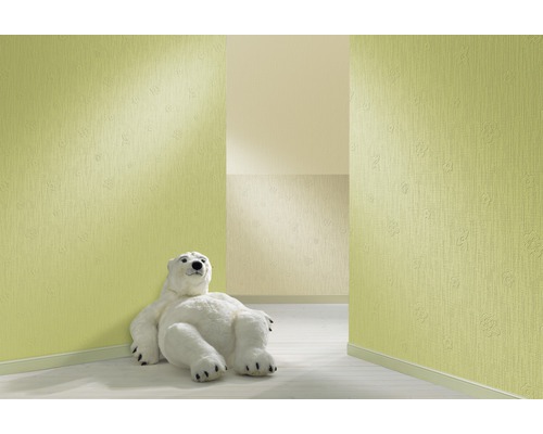 Szene mit gemusterter Tapete und einem Stofftier Eisbär