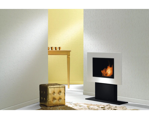 Intérieur avec cheminée, tabouret et table