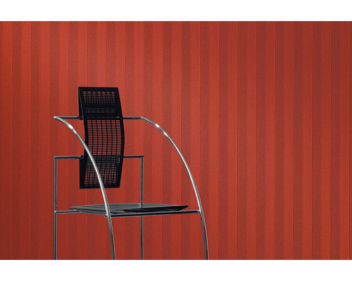 Papier peint à rayures et chaise