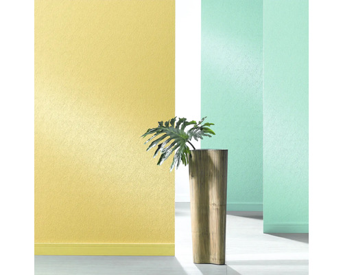 Pièce avec papier peint structuré jaune et vert et décoration