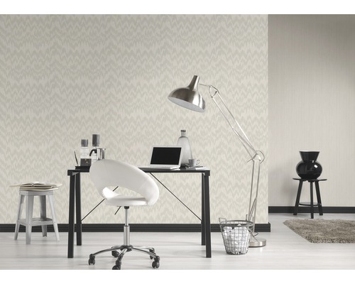 Bureau avec bureau, chaise, lampadaire et papier peint à motifs