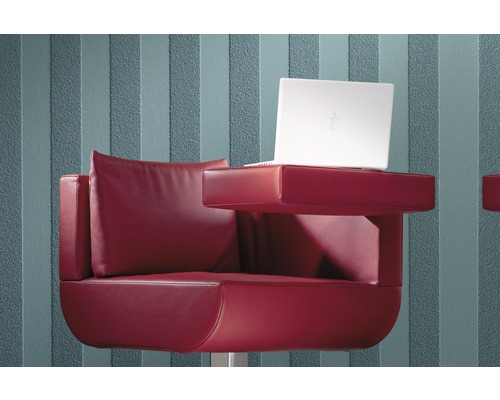 Fauteuil rouge avec table intégrée et ordinateur portable