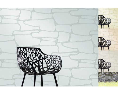 Papier peint à motif de pierre et une chaise noire