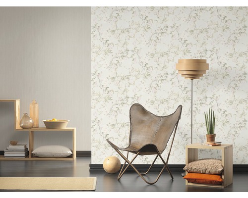 Intérieur avec papier peint à motifs, fauteuil et étagères