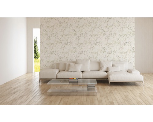 Salon avec canapé, table basse et papier peint à motifs