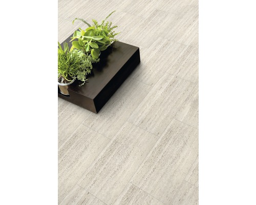 Beige Bodenfliesen mit Steinoptik und Pflanzen auf einem Tablett
