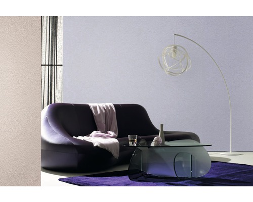 Salon avec canapé, table basse, lampadaire et tapis