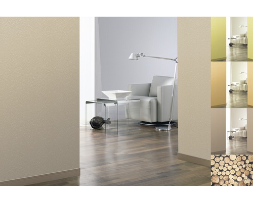 Papier peint intissé beige dans un salon avec fauteuil et table en verre