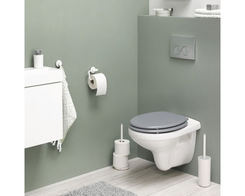 Modernes Badezimmer mit wandhängendem WC, Waschbeckenunterschrank und Badaccessoires