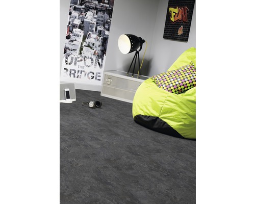 Intérieur avec sol gris, pouf et décoration