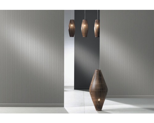 Scène avec papier peint structuré, lampadaire et suspensions