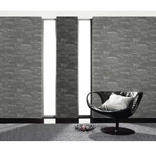 Wohnzimmer mit Steintapete und Sessel