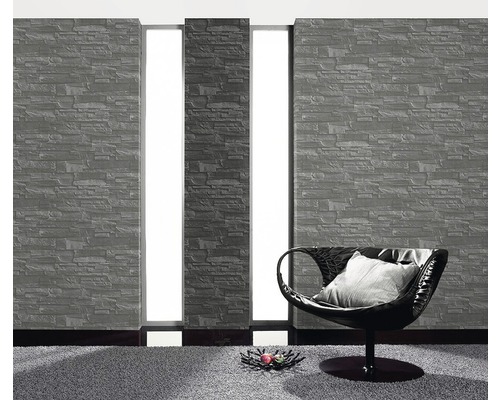 Wohnzimmer mit Steintapete und Sessel