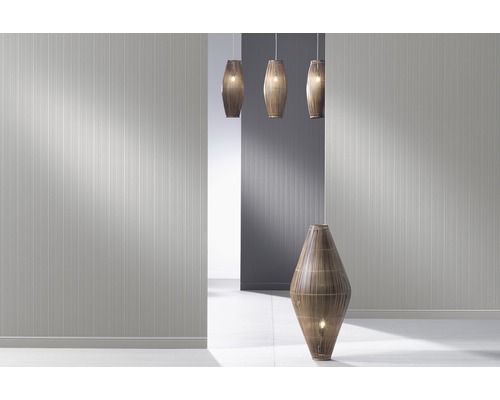 Pièce avec papier peint rayé et lampes décoratives