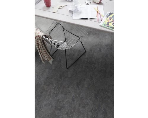 Revêtement de sol dans un bureau avec chaise et bureau