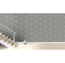 Heller Raum mit Treppe, Steintapete und Dekoration