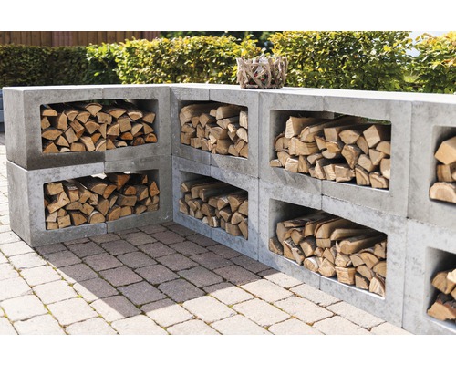 Gestapelte Betonsteine als Regal für Brennholz im Aussenbereich.