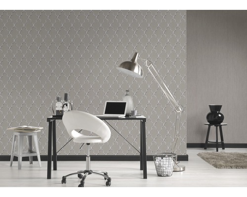 Bureau décoratif avec papier peint à motifs, bureau et chaise de bureau