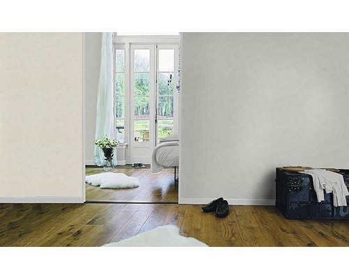 Pièce lumineuse avec papier peint à motifs discrets, plancher en bois et vue sur le jardin.