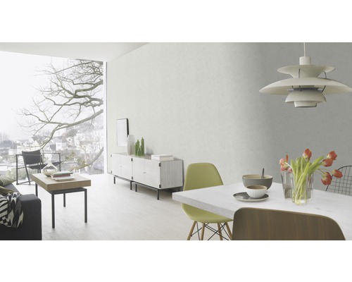 Salon lumineux avec table à manger, chaises, buffet et grande fenêtre