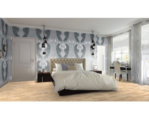 Helles Schlafzimmer mit Bett, Tapete mit Flügelmuster, Schreibtisch und Pendelleuchten