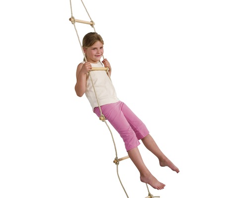 Fille grimpant à une échelle de corde avec des échelons en bois pour le jardin