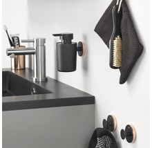 Badezimmer Waschbecken mit Armatur, Seifenspender, Handtuch, Bürste und Haken
