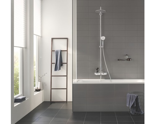 Helles Badezimmer mit Badewanne, Duschsystem und Handtuchleiter