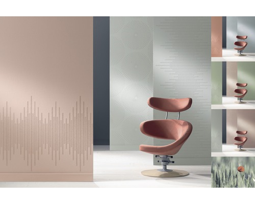 Raumgestaltung mit einem modernen Drehstuhl vor einer Wand mit geometrischem Muster