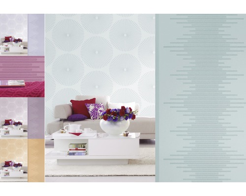 Wohnzimmer mit verschiedenen Mustertapeten an der Wand