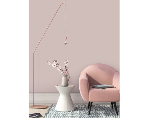 Décoration intérieure décorative avec lampadaire, table d''appoint avec vase de fleurs et fauteuil.