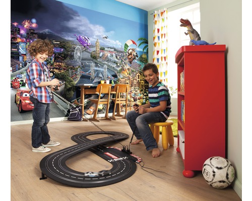 Chambre d''enfant avec papier peint photo, circuit de course et deux garçons jouant