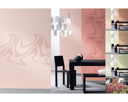 Intérieur avec différents motifs de papier peint et salle à manger