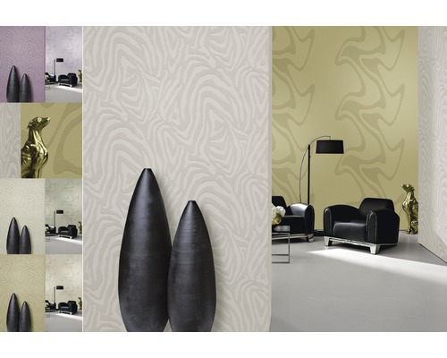 Intérieur avec papier peint à motifs, fauteuil et décoration