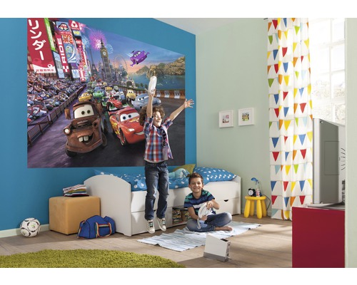 Chambre d''enfant avec fresque murale circuit de course, lit et enfants qui jouent