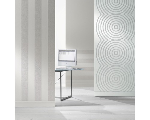 Dekoratives Zimmer mit vertikal gestreifter Tapete und Wandtapete mit Kreismuster