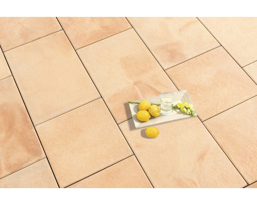 Dalles de terrasse en pierre avec des citrons et une boisson sur un plateau