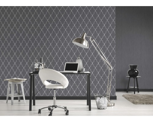 Bureau avec papier peint à motifs, bureau et chaise de bureau