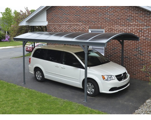 Abri voiture couvert avec une voiture garée devant une maison