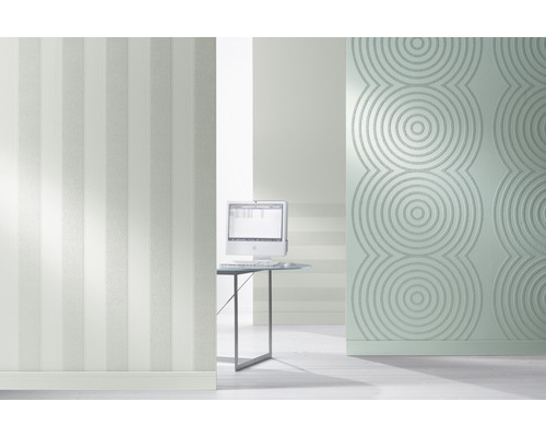 Raumansicht mit gestreifter Tapete und Tapete mit Kreismuster