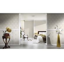 Helles Schlafzimmer mit dekorativer Tapete, Bett, Sessel und Grammophon