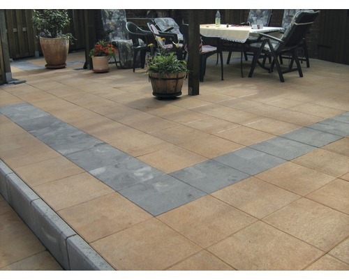 Terrasse avec pavés et coin salon extérieur