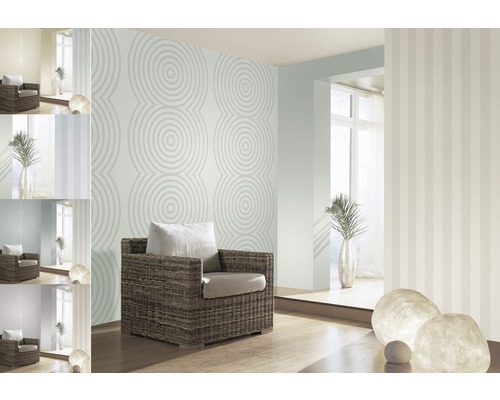 Salon avec fauteuil en rotin et différents motifs de papiers peints