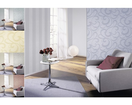 Espace de vie présentant différents papiers peints à motifs, notamment des rayures et des motifs floraux, pour une décoration murale variée