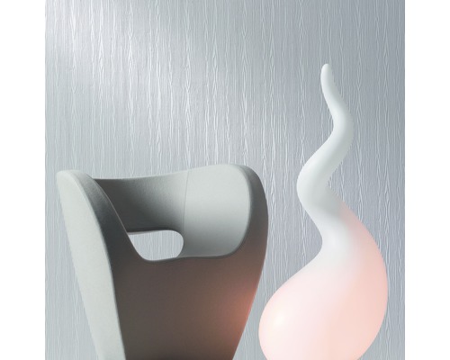 Scène avec papier peint texturé, fauteuil et lampe décorative